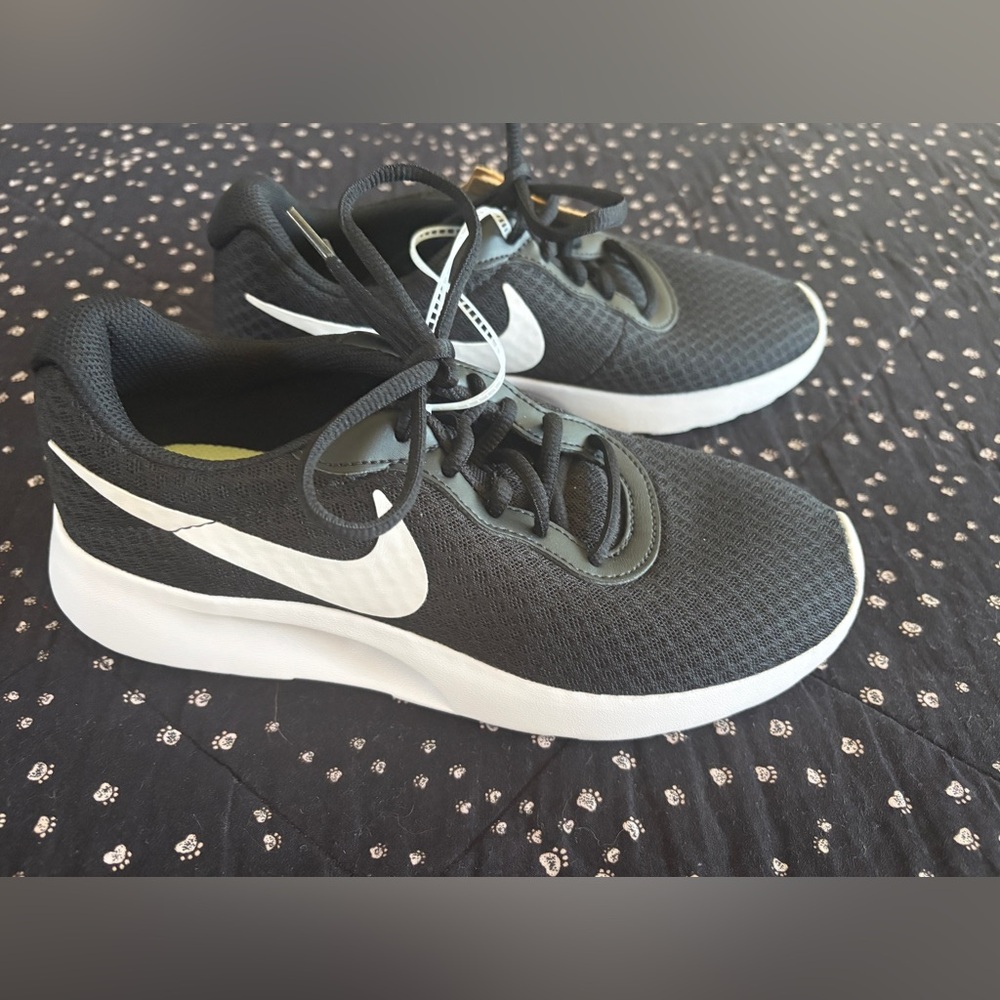 NWT Nike Women's Black and White Athletic Sneakers